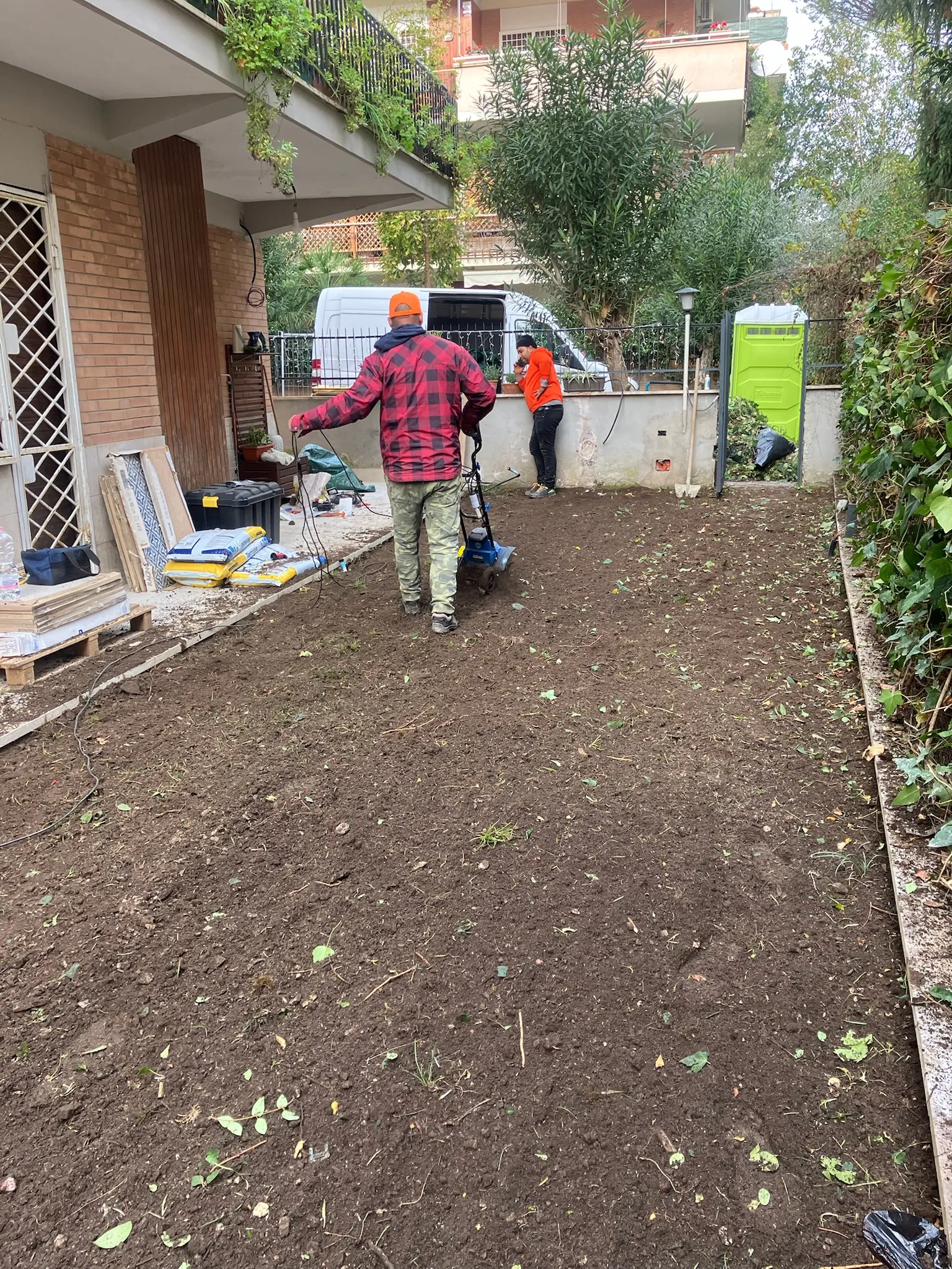 Operaio Multiservizi Cavallo lavora il terreno con la motozappa prima della posa