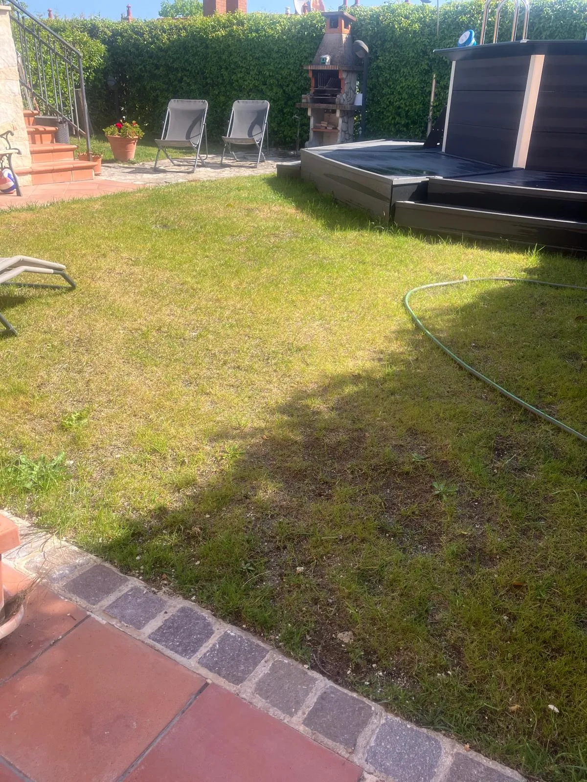 Prato a rotoli intorno alla piscina, Via Luigi Chiarini