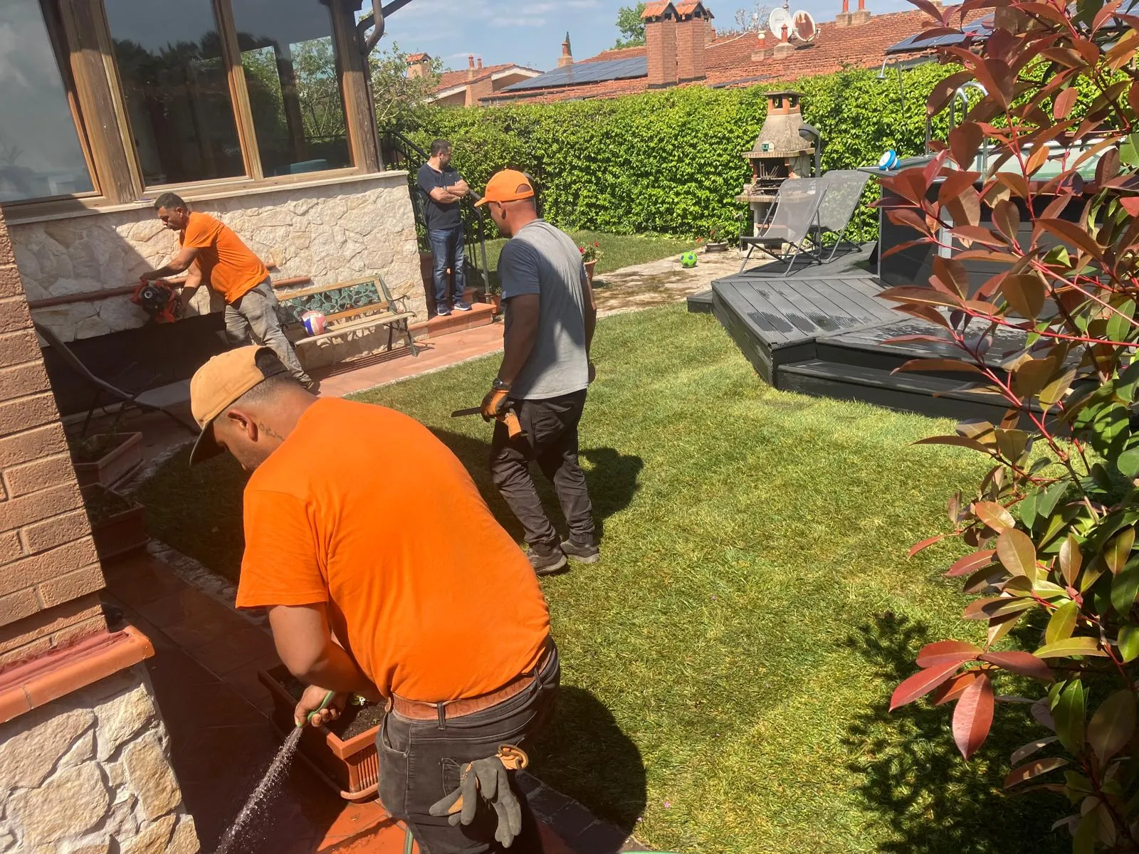 Prato a rotoli intorno alla piscina, Via Luigi Chiarini — foto 3