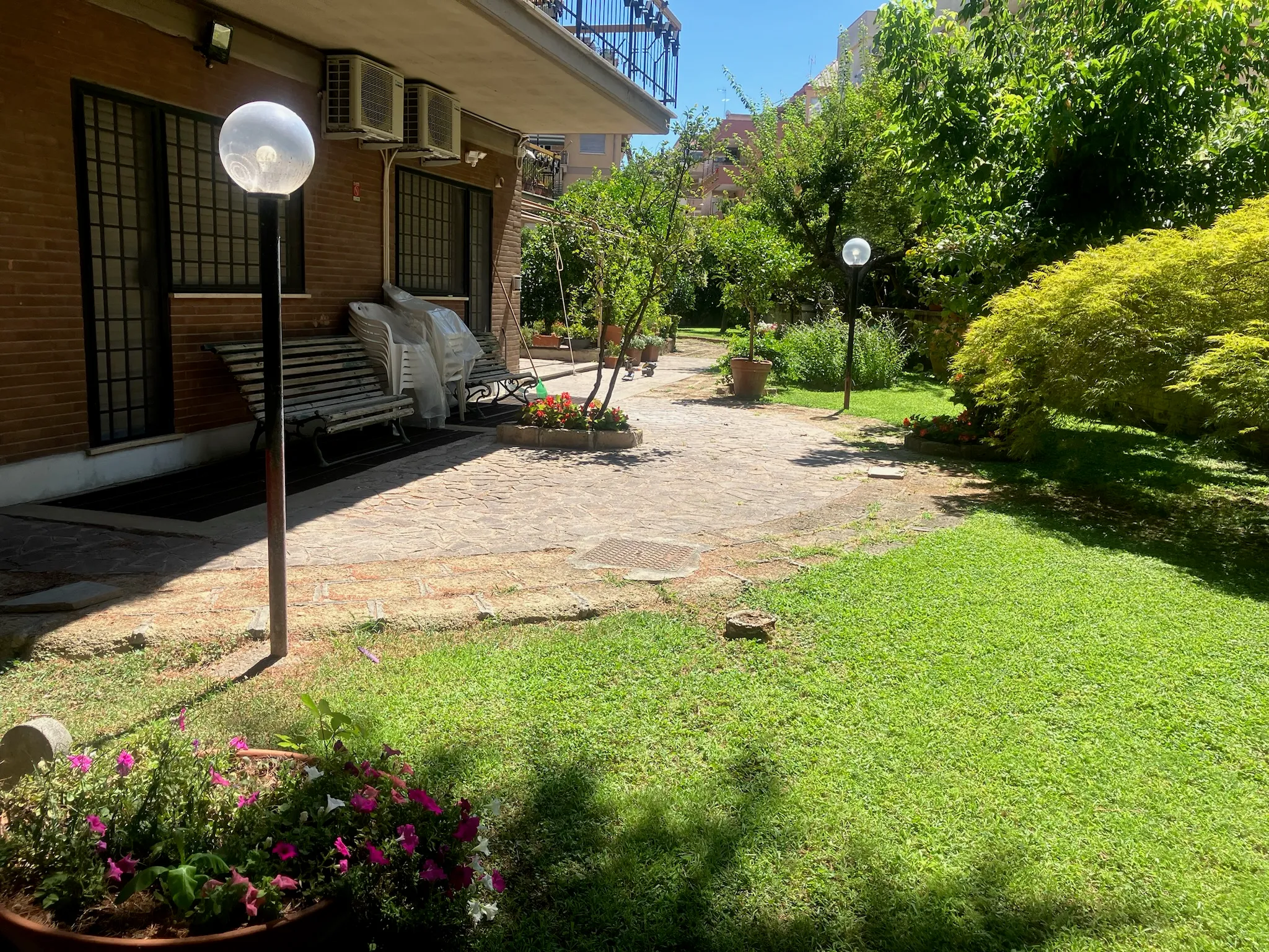 Area verde condominiale curata da Multiservizi