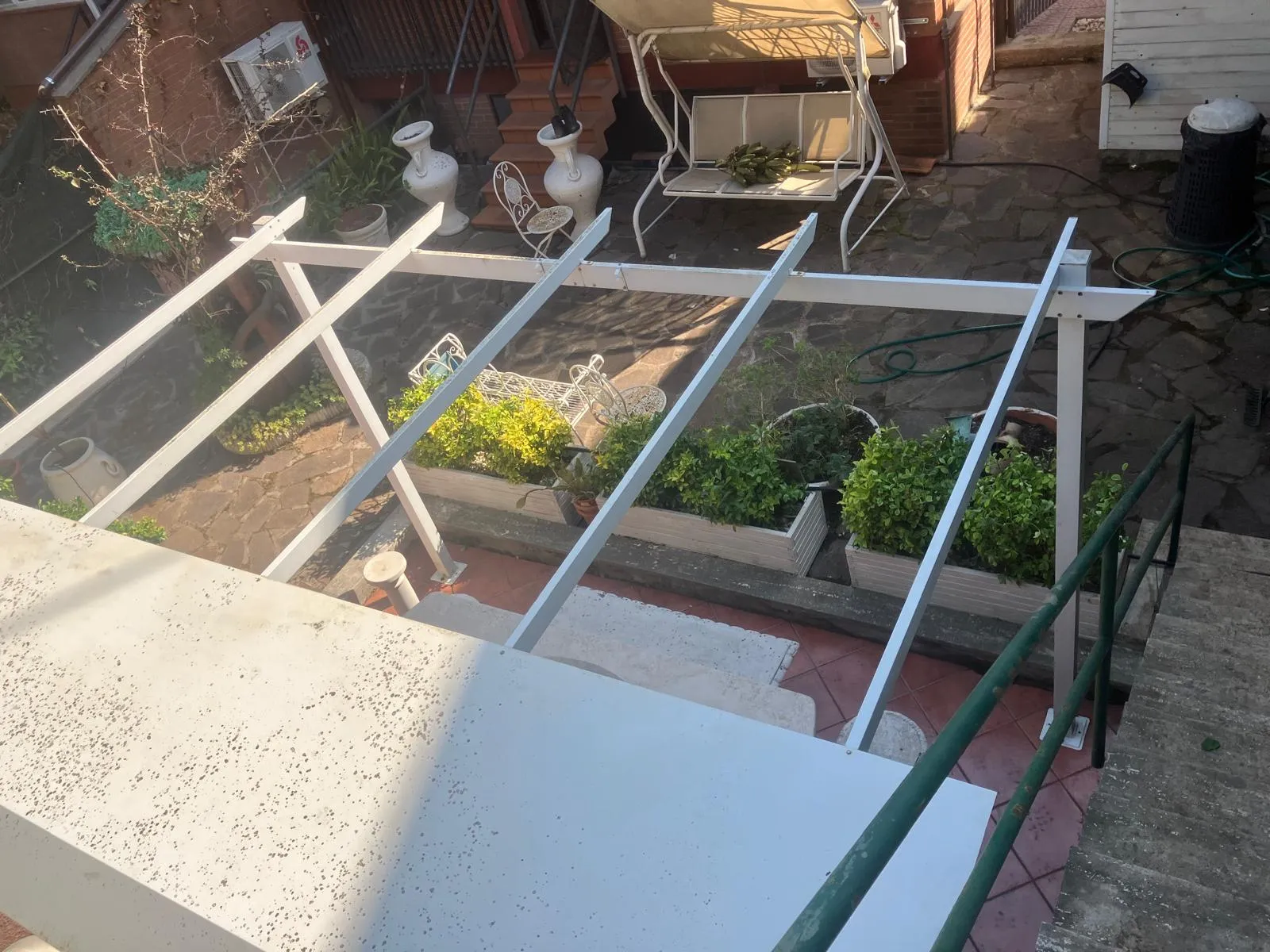 Pulizia e riqualifica giardino con gazebo e arredi, Roma — foto 6