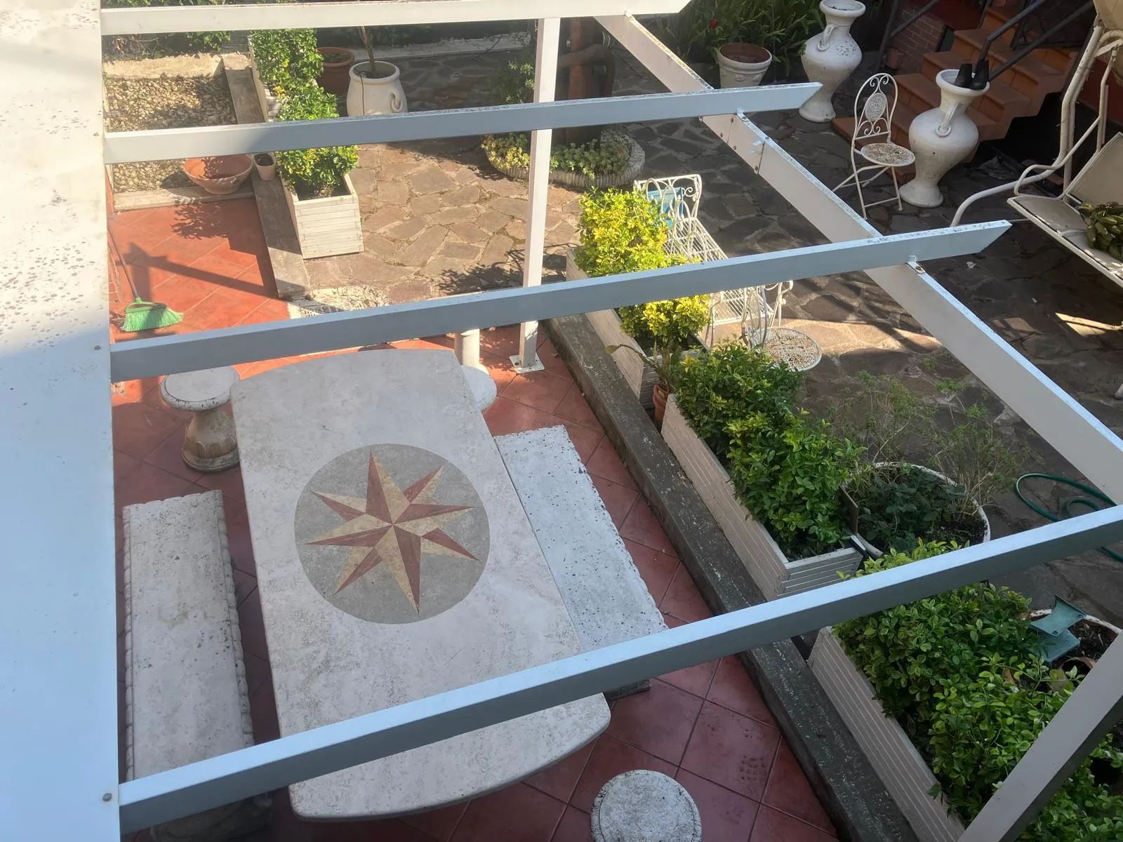 Pulizia e riqualifica giardino con gazebo e arredi, Roma — foto 7