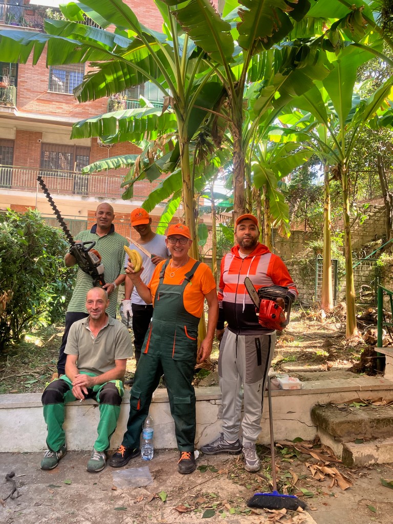 Piero Cavallo con il suo team in un giardino condominiale a Roma